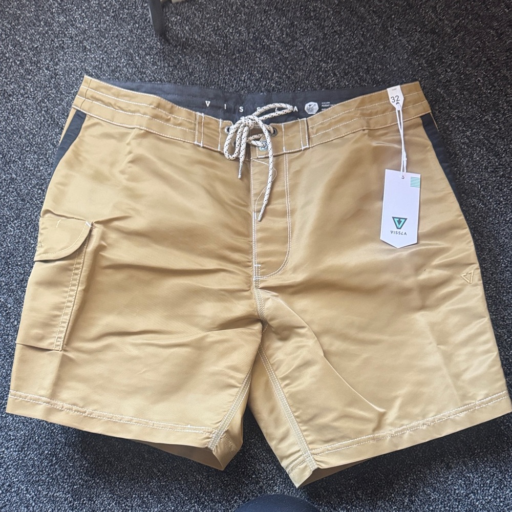 VISSLA Men's Khaki Cargo Boardshort